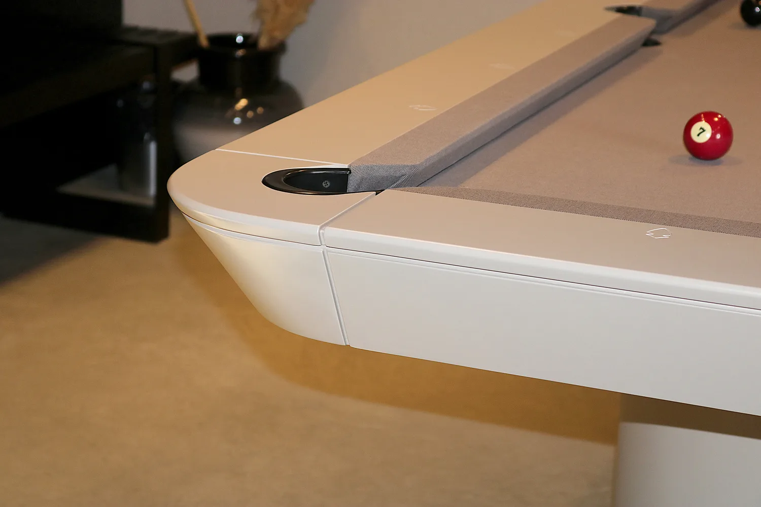 Detalhe de acabamento de mesa Doha 7Ball