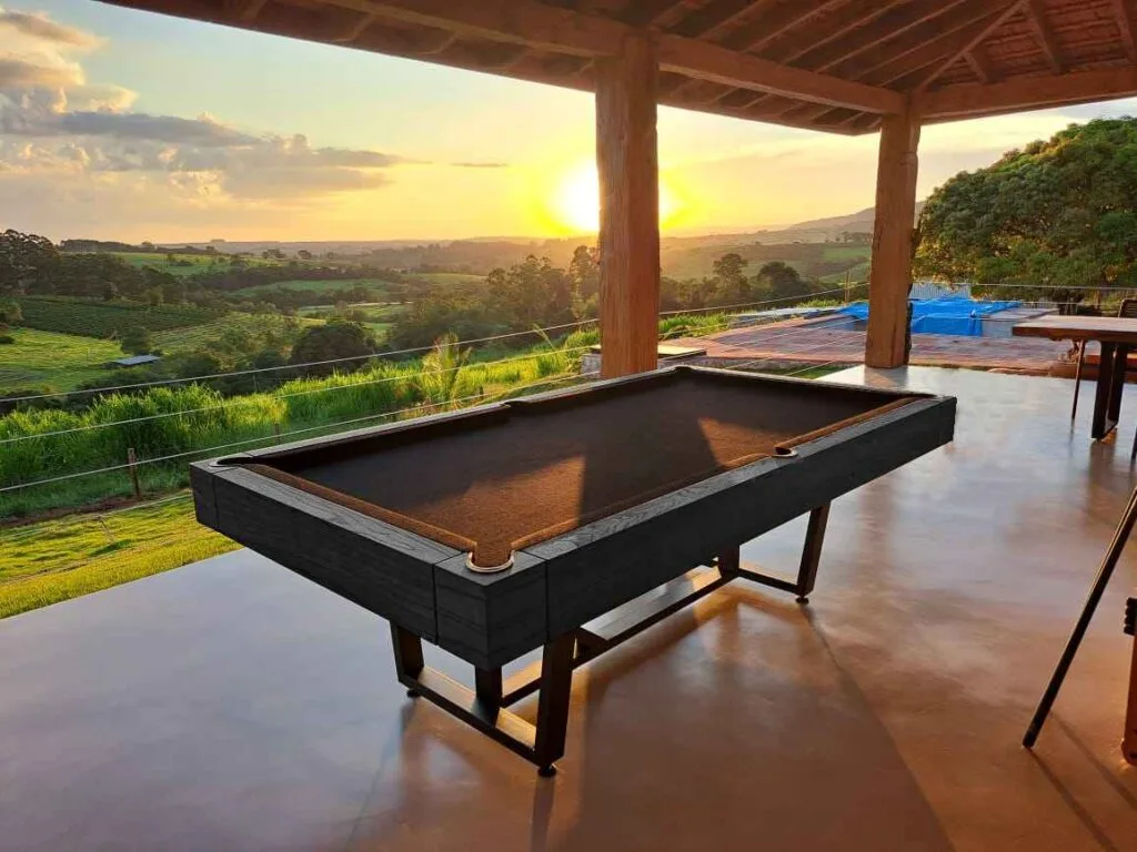 Mesa Wood Iron em varanda com vista para o campo